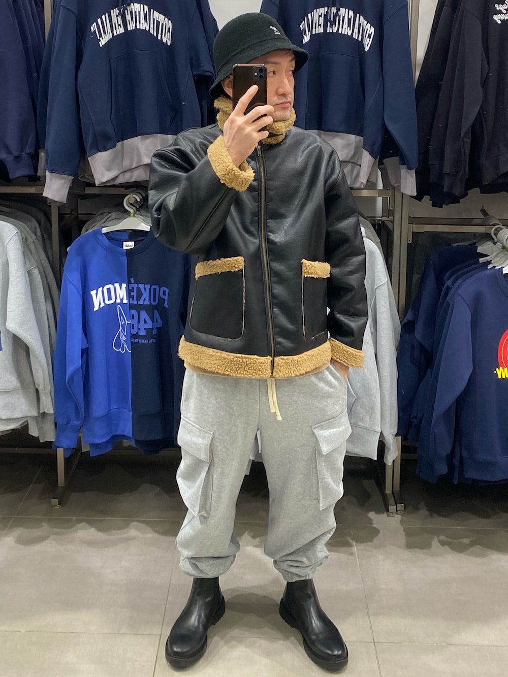 ブラック系のブルゾン、グレー系のスウェットパンツ、ブラック系のブーツを着用したメンズの冬コーディネートの5枚目の写真