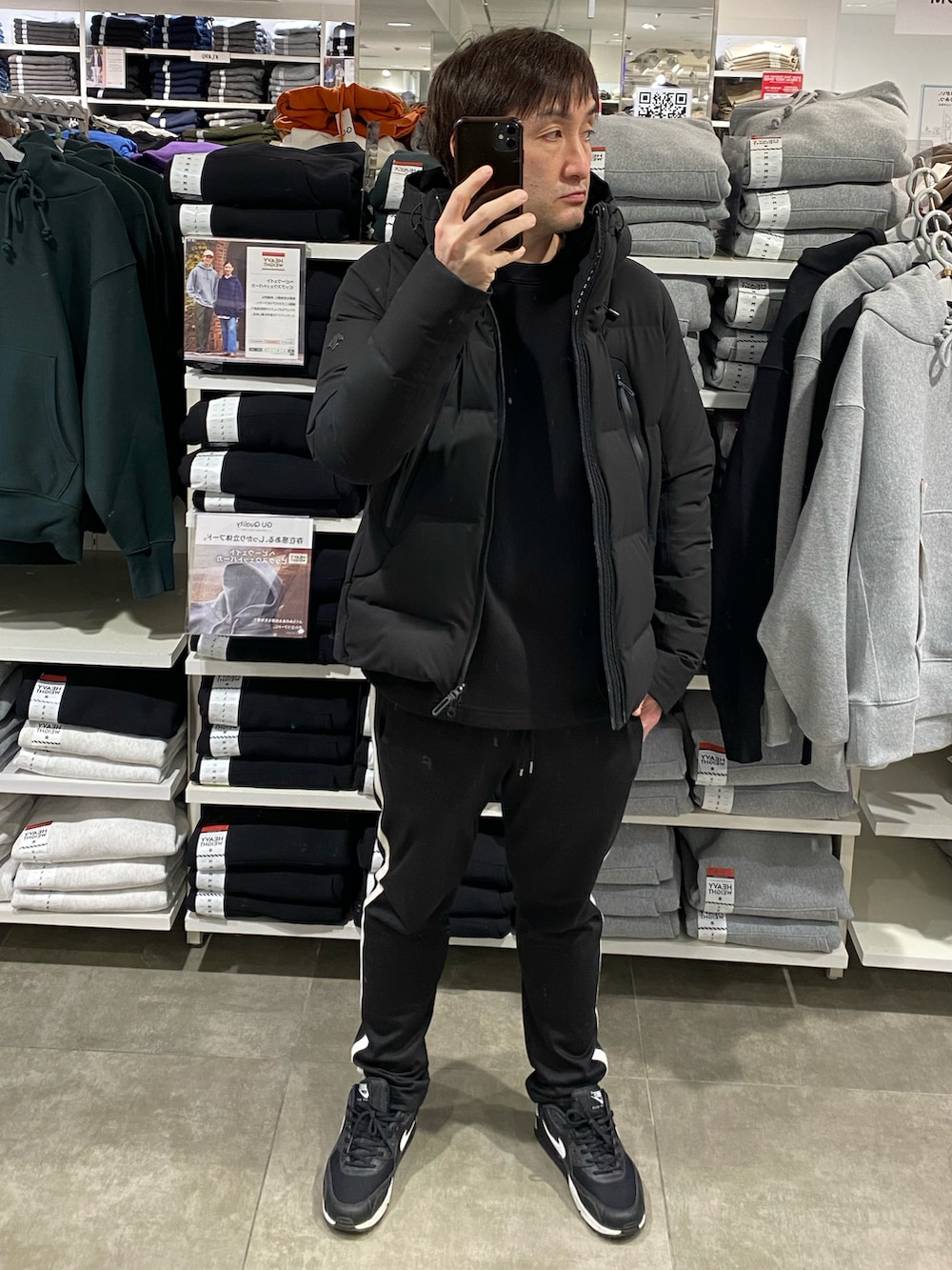 ブラック系のダウンジャケット/コート、ブラック系のスウェット、ブラック系のその他パンツを着用したメンズの冬コーディネートの5枚目の写真