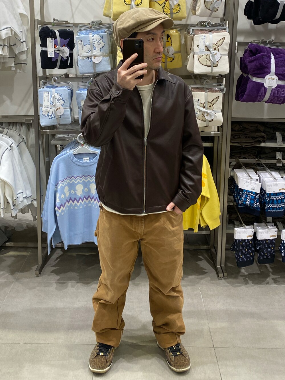 ホワイト系のスウェット、ブラウン系のジャケット/アウター、ブラウン系のその他パンツを着用したメンズの秋コーディネートの4枚目の写真