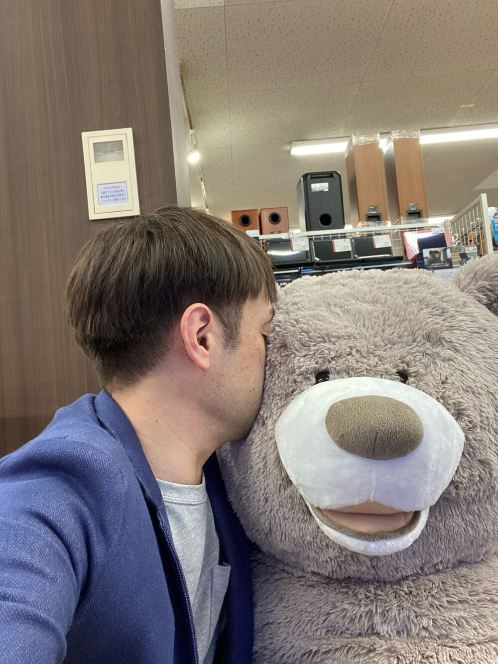 ブルー系のテーラードジャケット、ブルー系のスウェットパンツ、グレー系のスニーカーを着用したメンズの春コーディネートの2枚目の写真