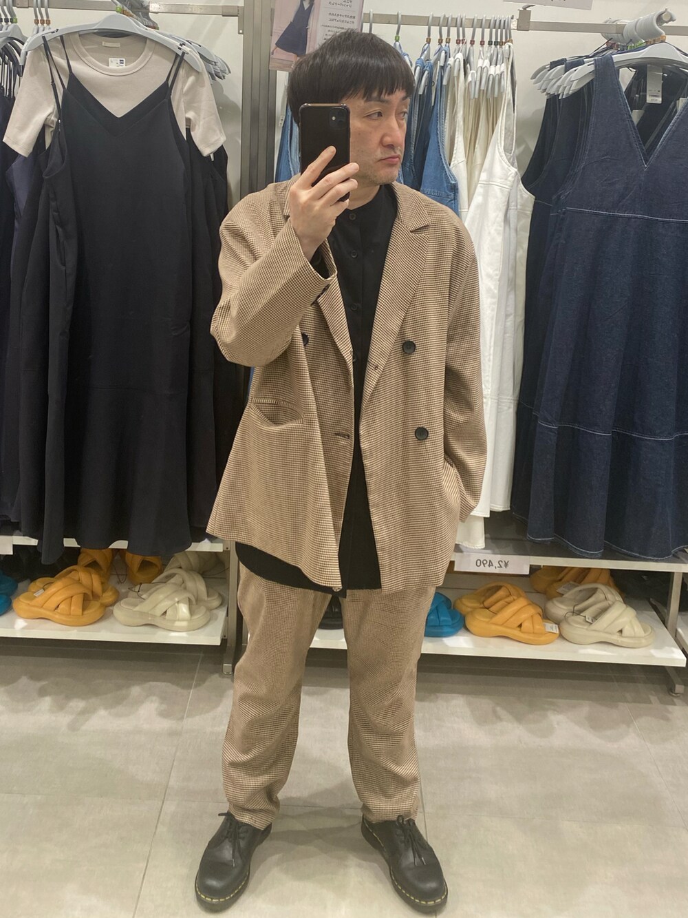 ブラウン系のセットアップ、その他のスラックス、ブラック系のドレスシューズを着用したメンズの春コーディネートの5枚目の写真