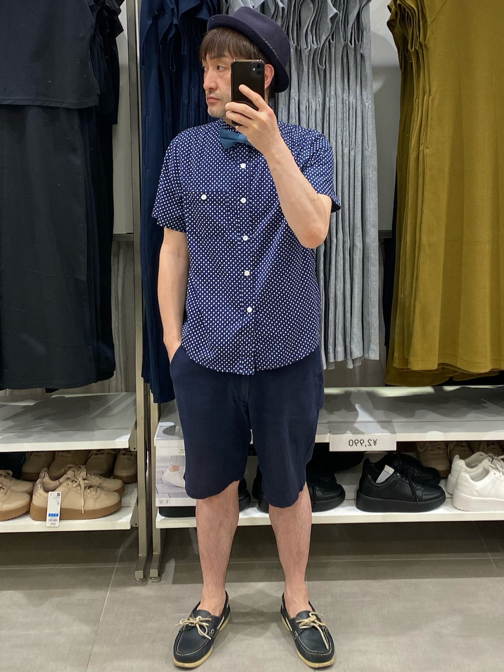 ブルー系のシャツ/ブラウス、ブルー系のその他パンツ、ブルー系のモカシン/デッキシューズを着用したメンズの夏コーディネートの2枚目の写真