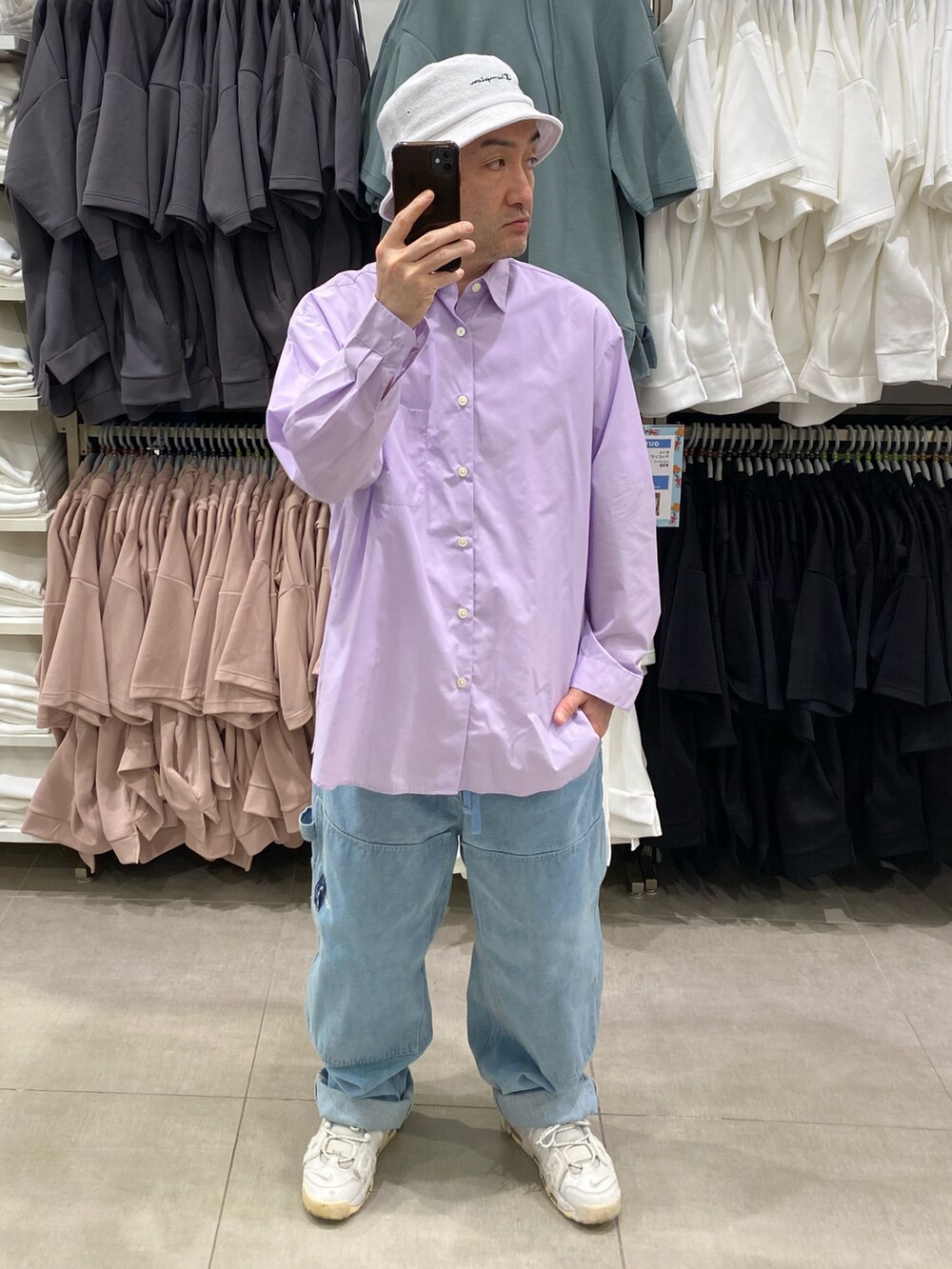 パープル系のシャツ/ブラウス、ブルー系のその他パンツ、ホワイト系のスニーカーを着用したメンズの夏コーディネートの2枚目の写真