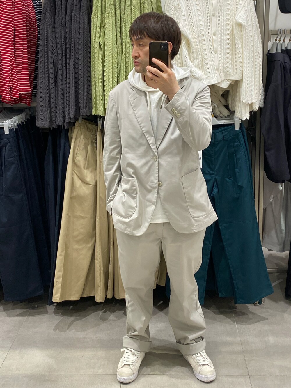 グレー系のセットアップ、グレー系のパンツ、ホワイト系のスニーカーを着用したメンズの春コーディネートの4枚目の写真