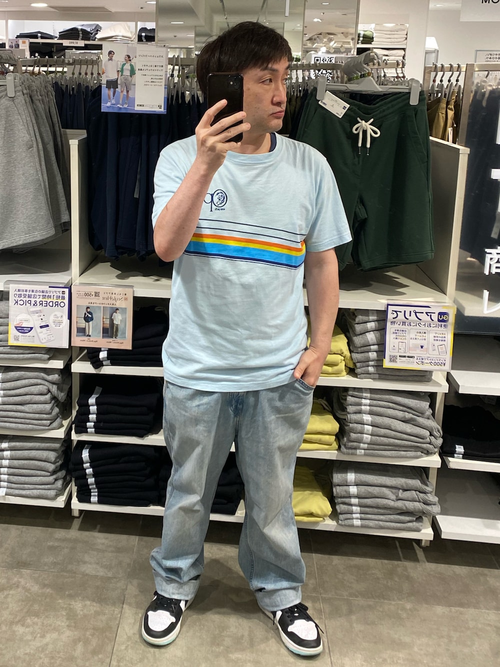 ブルー系のデニムパンツ、ブルー系のTシャツ/カットソー、ホワイト系のスニーカーを着用したメンズの夏コーディネートの3枚目の写真