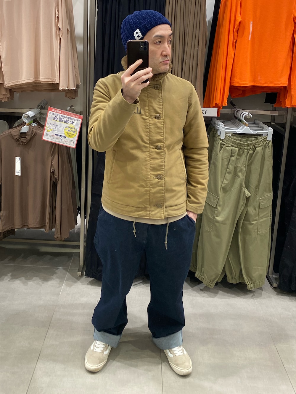 ブラウン系のスウェット、その他のミリタリージャケット、ブルー系のデニムパンツを着用したメンズの冬コーディネートの5枚目の写真