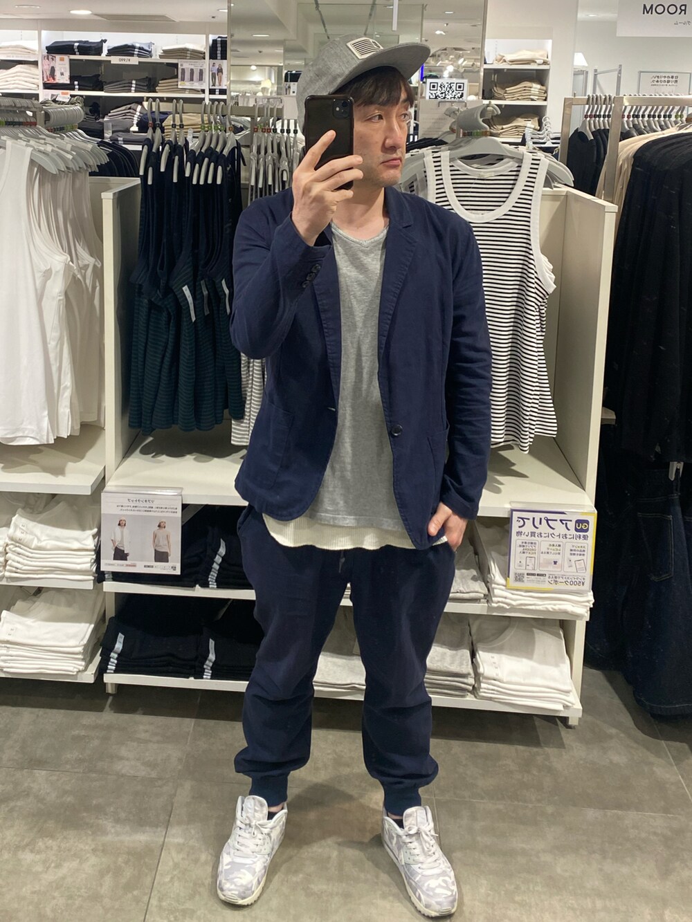 ブルー系のテーラードジャケット、ブルー系のその他パンツ、シルバー系のスニーカーを着用したメンズの夏コーディネートの2枚目の写真