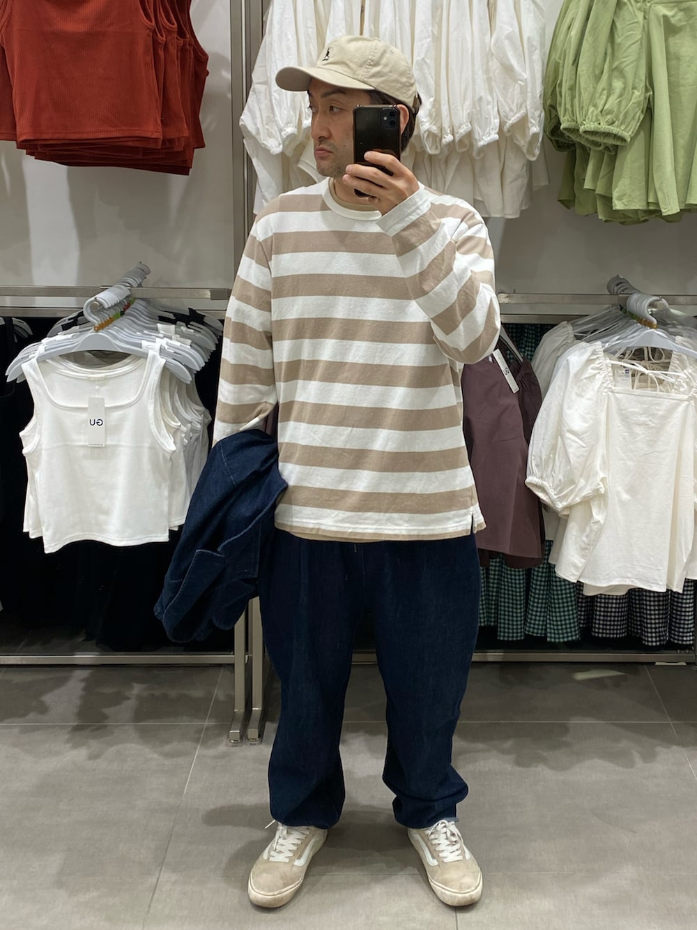 ブルー系のテーラードジャケット、ベージュ系のTシャツ/カットソー、ベージュ系のスニーカーを着用したメンズの春コーディネートの2枚目の写真