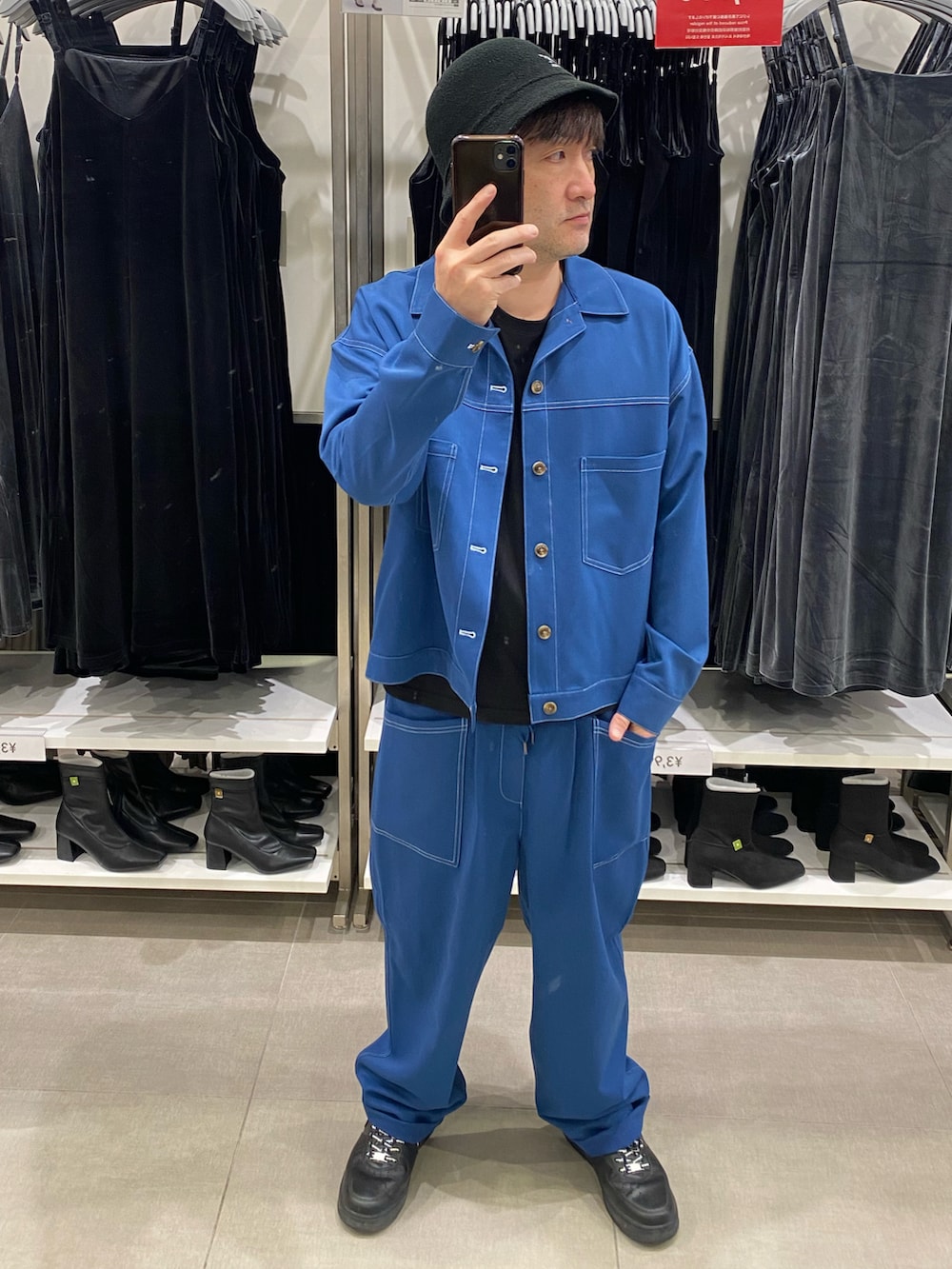 ブルー系のセットアップ、ブラック系のTシャツ/カットソー、ブラック系のスニーカーを着用したメンズの秋コーディネートの2枚目の写真