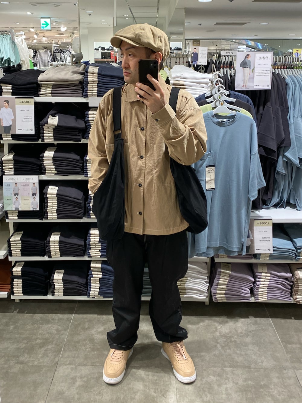 ベージュ系のシャツ/ブラウス、ブラック系のパンツ、ベージュ系のスニーカーを着用したメンズの春コーディネートの4枚目の写真