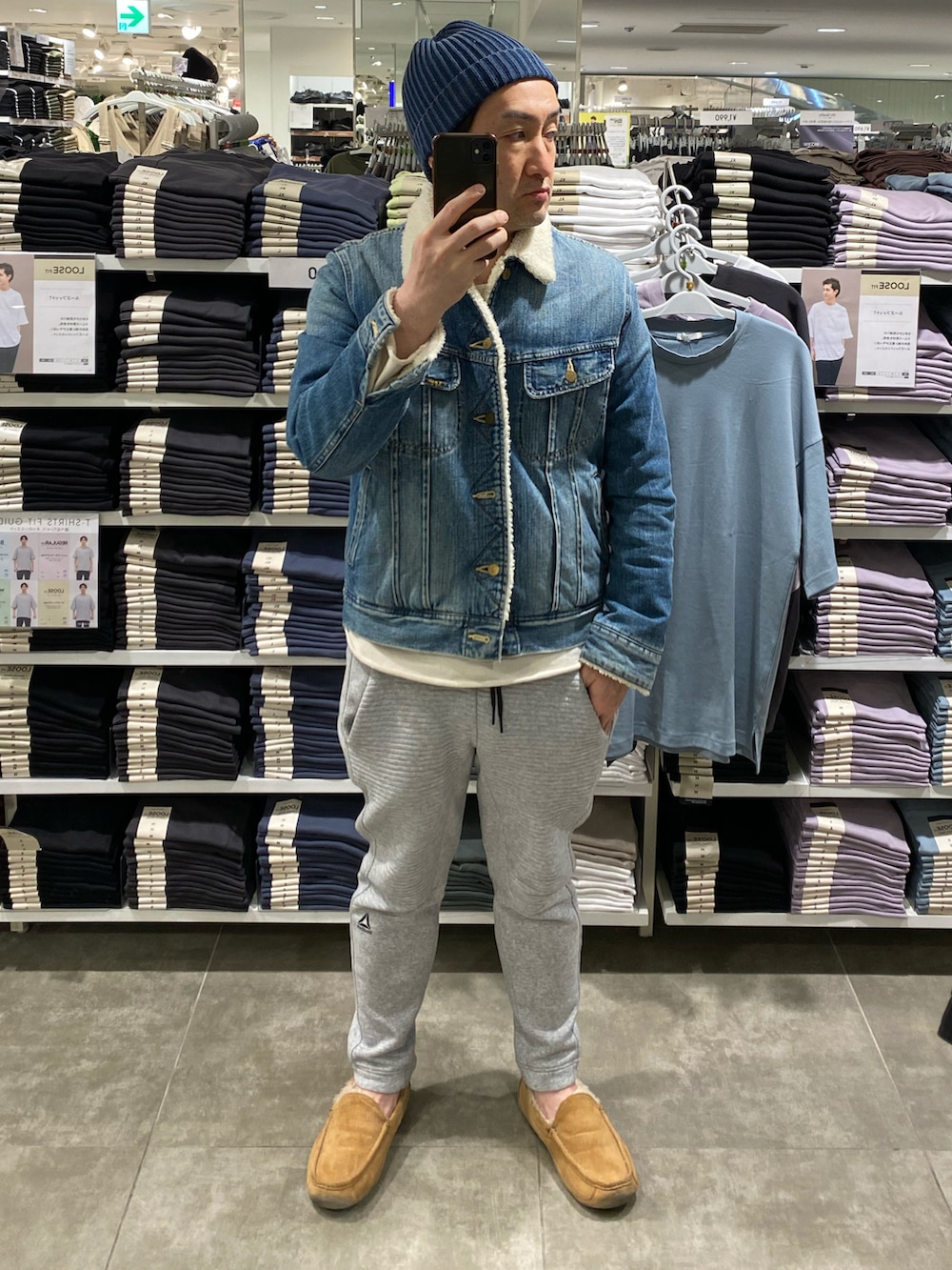 ブルー系のデニムジャケット、グレー系のスウェットパンツ、ベージュ系のモカシン/デッキシューズを着用したメンズの春コーディネートの4枚目の写真