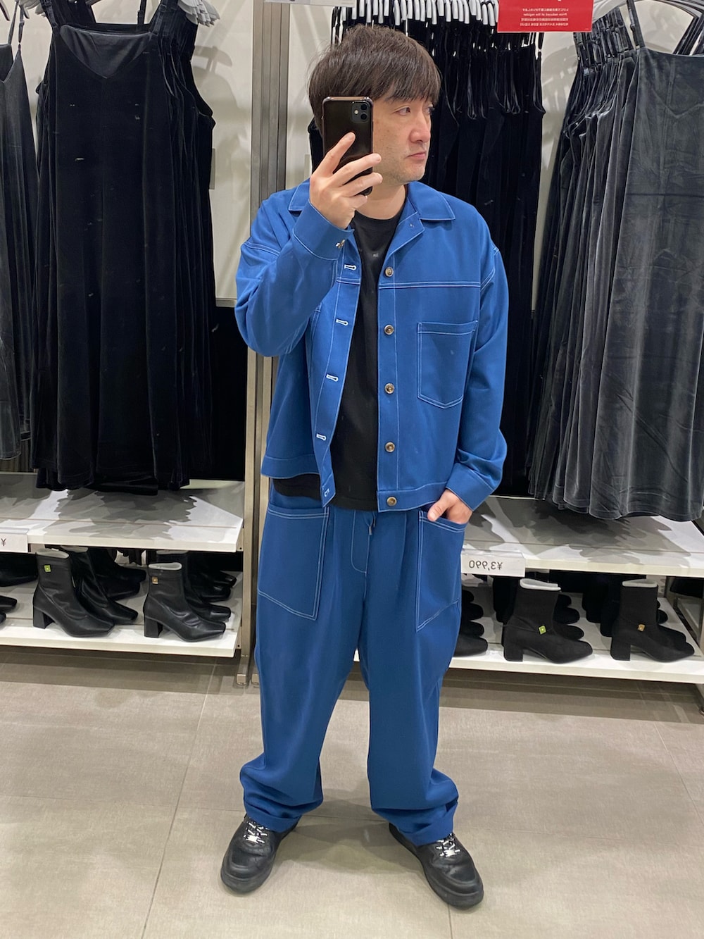 ブルー系のセットアップ、ブラック系のTシャツ/カットソー、ブラック系のスニーカーを着用したメンズの秋コーディネートの3枚目の写真