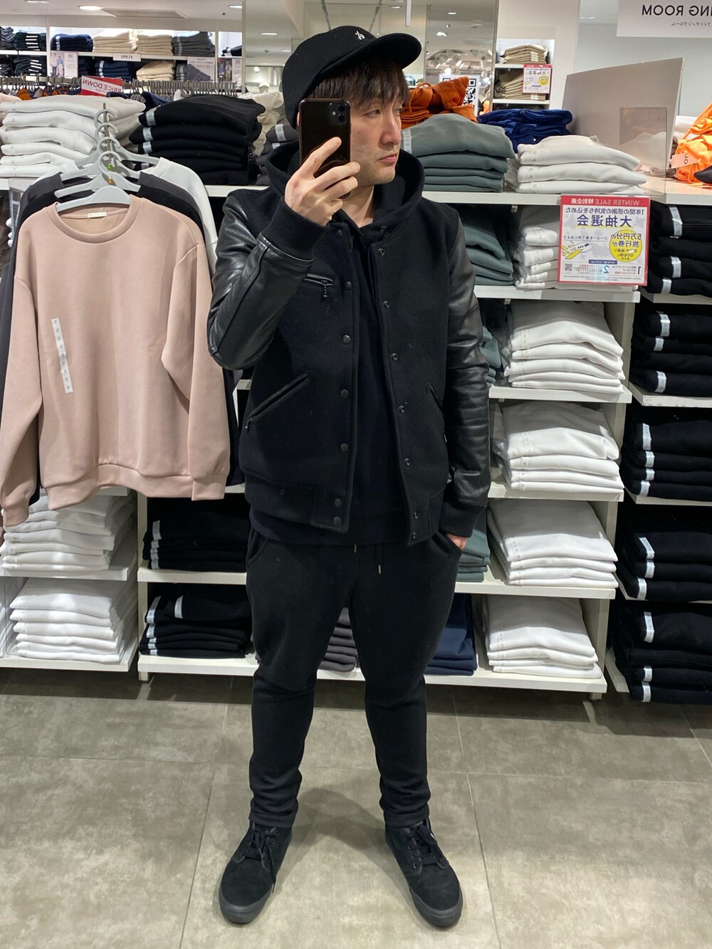 ブラック系のスタジャン、ブラック系のスウェットパンツ、ブラック系のスニーカーを着用したメンズの冬コーディネートの2枚目の写真