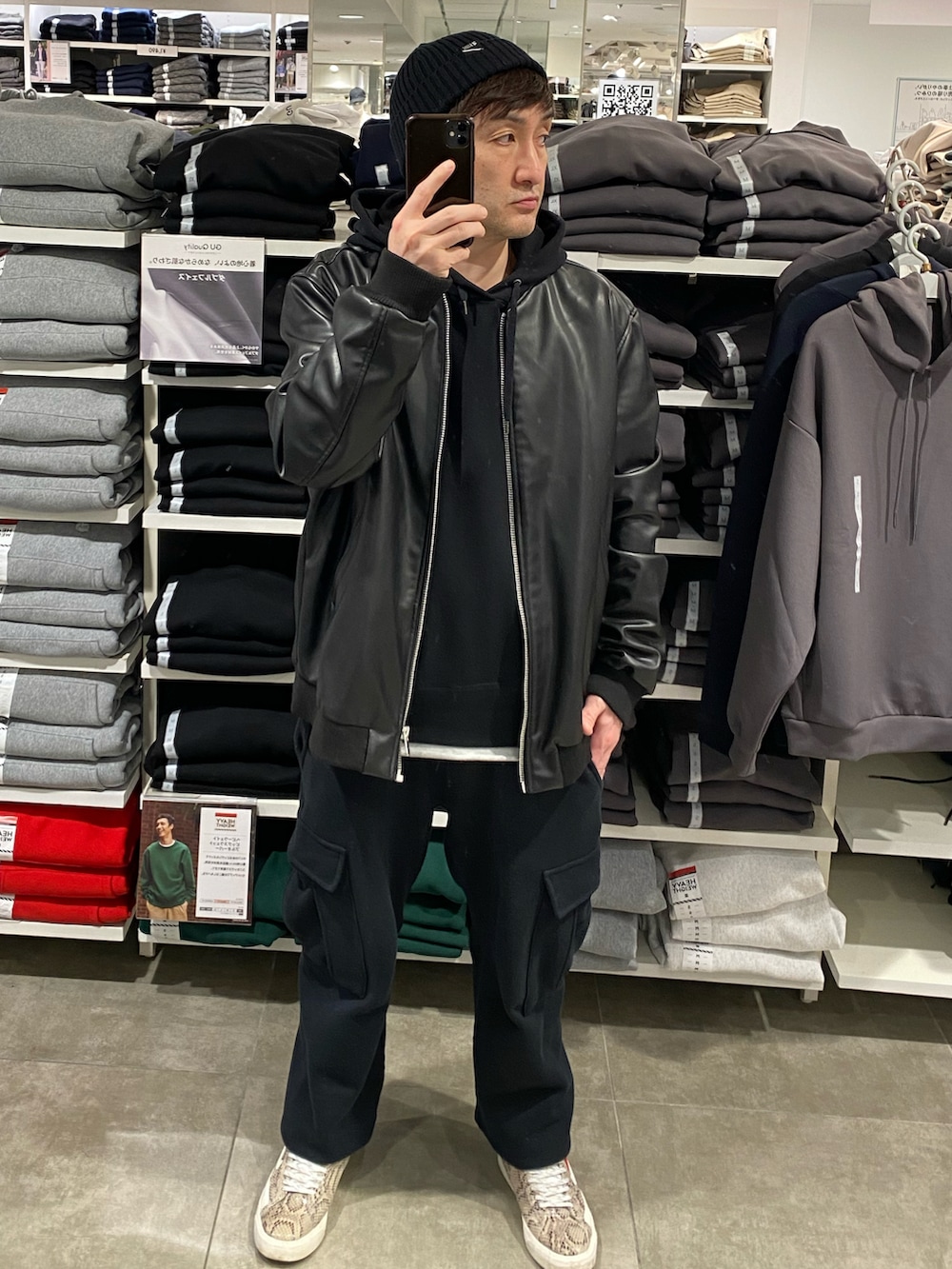 ブラック系のブルゾン、ブラック系のカーゴパンツ、その他のスニーカーを着用したメンズの春コーディネートの2枚目の写真