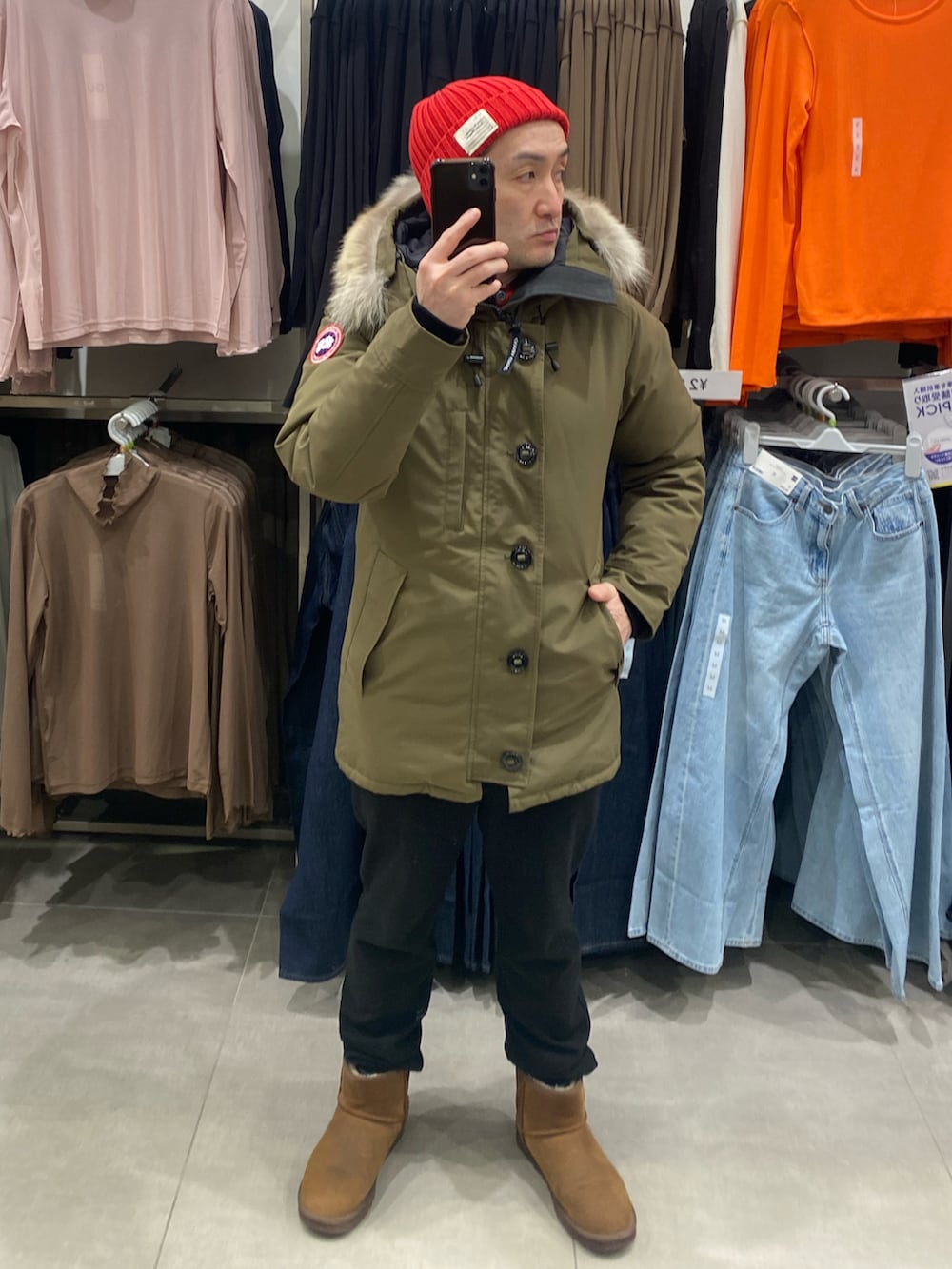 グリーン系のダウンジャケット/コート、ブラック系のその他パンツ、ブラウン系のブーツを着用したメンズの冬コーディネートの2枚目の写真