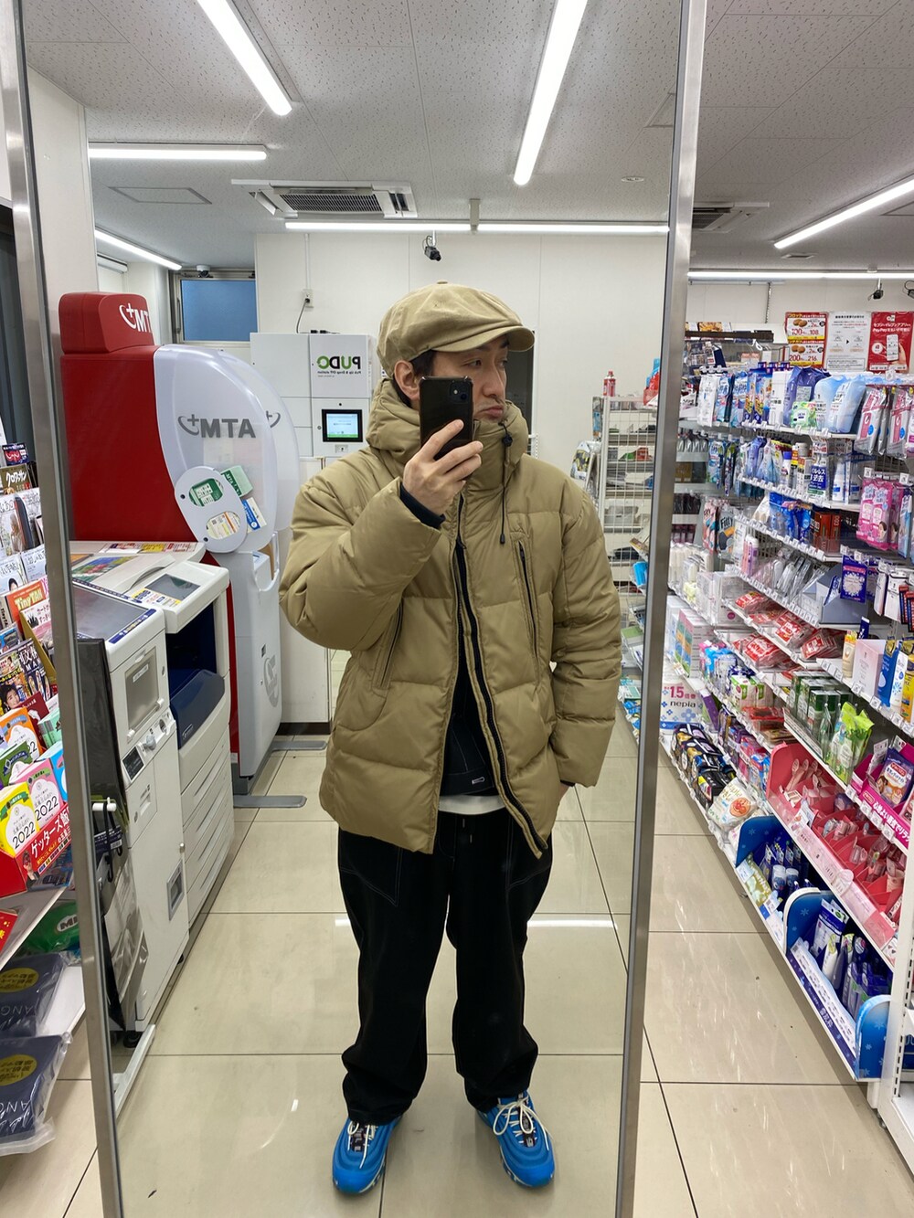ブラック系のTシャツ/カットソー、ベージュ系のダウンジャケット/コート、ブルー系のセットアップを着用したメンズの冬コーディネートの5枚目の写真
