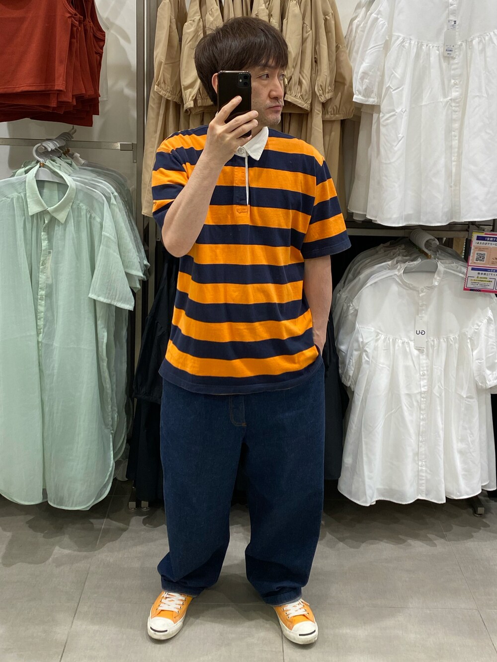 その他のその他トップス、ブルー系のデニムパンツ、オレンジ系のスニーカーを着用したメンズの春コーディネートの3枚目の写真