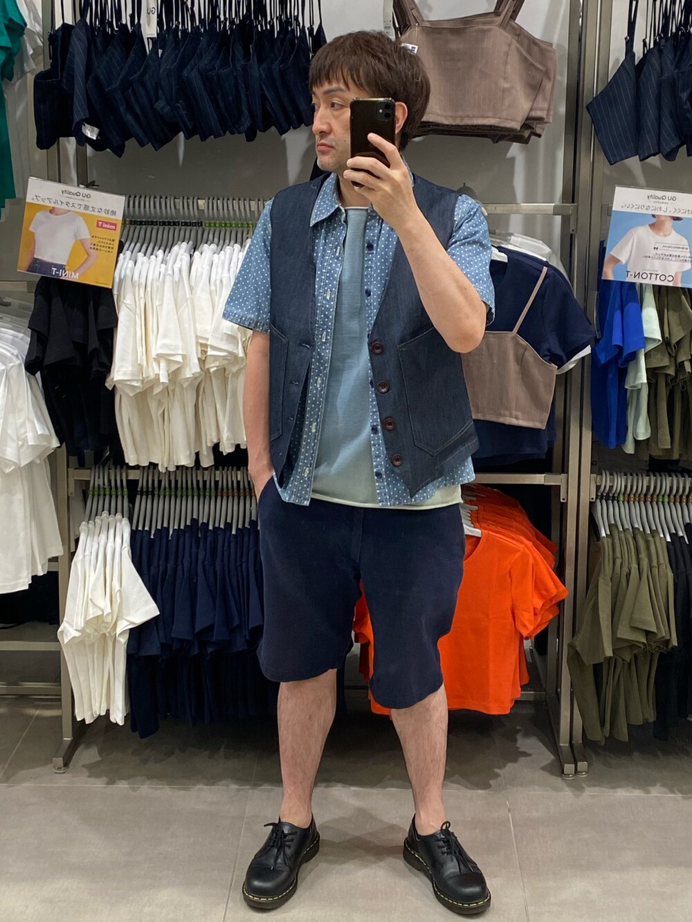 ブルー系のシャツ/ブラウス、ブルー系のその他パンツ、ブラック系のドレスシューズを着用したメンズの夏コーディネートの4枚目の写真