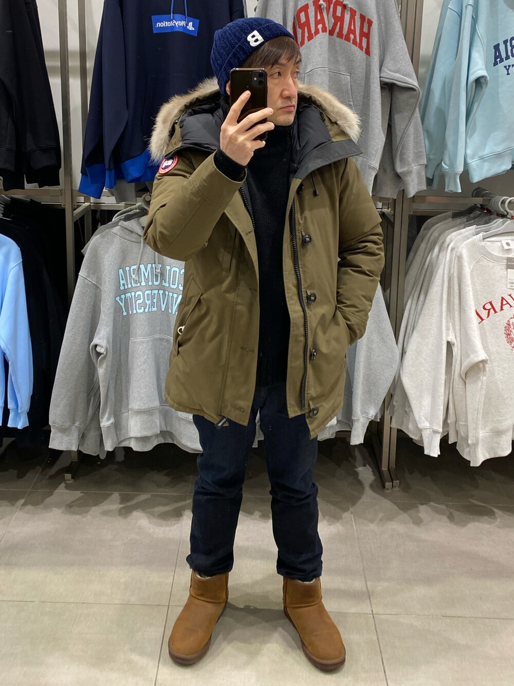 グリーン系のダウンジャケット/コート、ブルー系のデニムパンツ、ブラウン系のブーツを着用したメンズの冬コーディネートの2枚目の写真