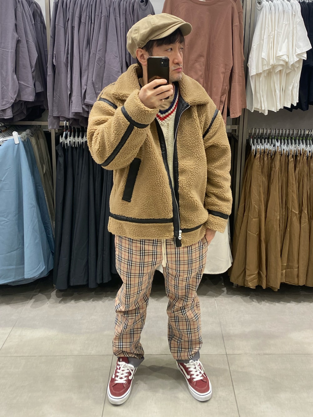 ベージュ系のブルゾン、ホワイト系のニット/セーター、ベージュ系のパンツを着用したメンズの冬コーディネートの2枚目の写真