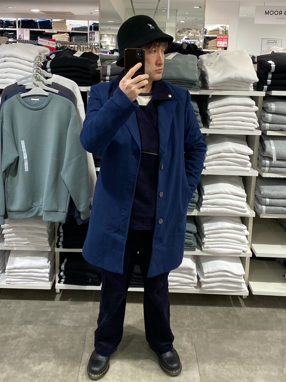 ブルー系のライダースジャケット、ブラック系のドレスシューズ、ブラック系のハットを着用したメンズの冬コーディネートの2枚目の写真