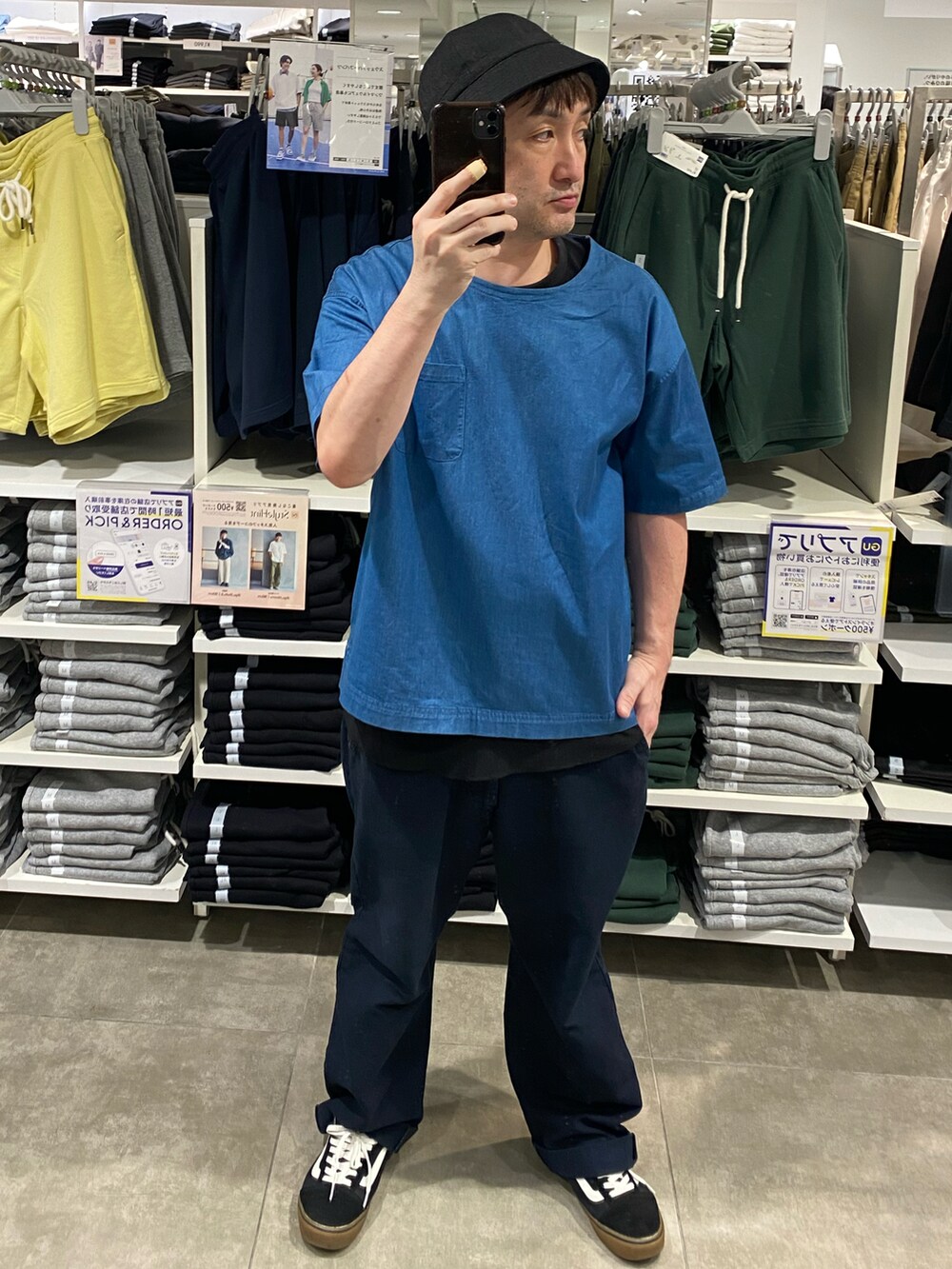 ブルー系のTシャツ/カットソー、ブルー系のその他パンツ、ブラック系のスニーカーを着用したメンズの夏コーディネートの3枚目の写真
