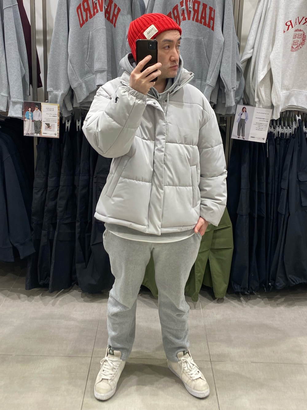ホワイト系のスニーカー、グレー系のスウェットパンツ、グレー系のパーカーを着用したメンズの冬コーディネートの4枚目の写真