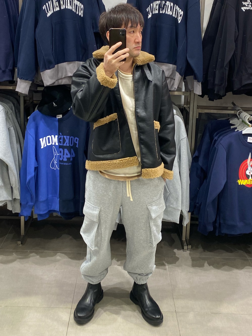 ブラック系のブルゾン、グレー系のスウェットパンツ、ブラック系のブーツを着用したメンズの冬コーディネートの3枚目の写真