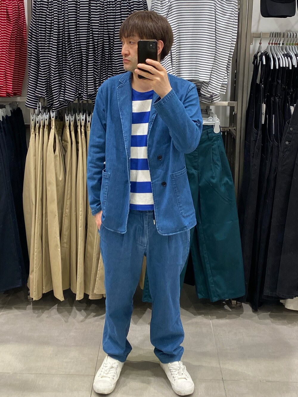 ブルー系のTシャツ/カットソー、ブルー系のセットアップ、ホワイト系のスニーカーを着用したメンズの春コーディネートの5枚目の写真