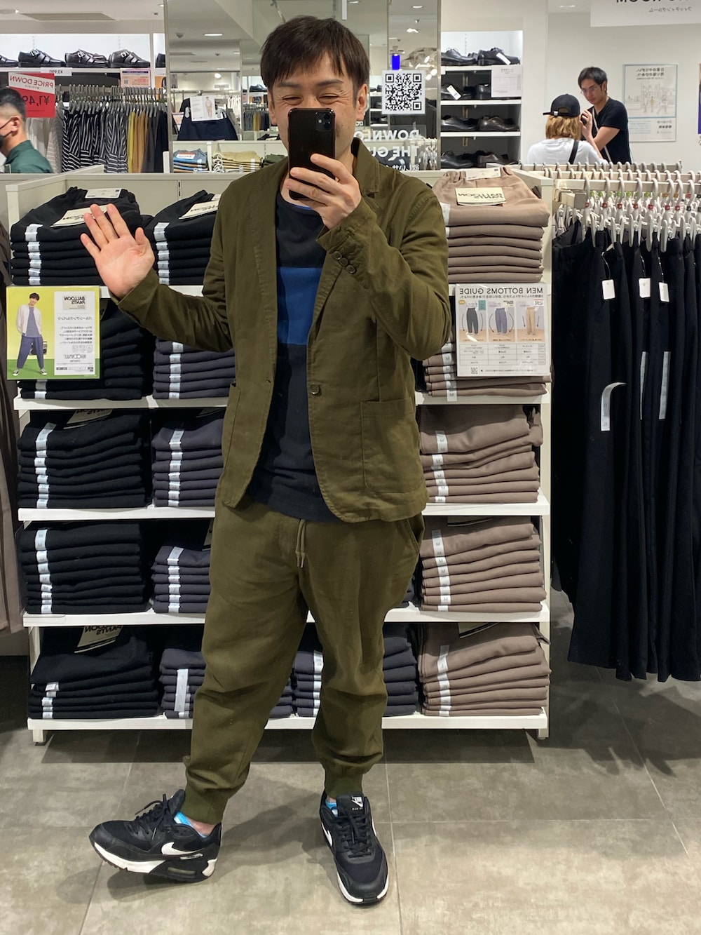 グリーン系のセットアップ、ブラック系のスニーカー、ブラック系のTシャツ/カットソーを着用したメンズの春コーディネートの5枚目の写真