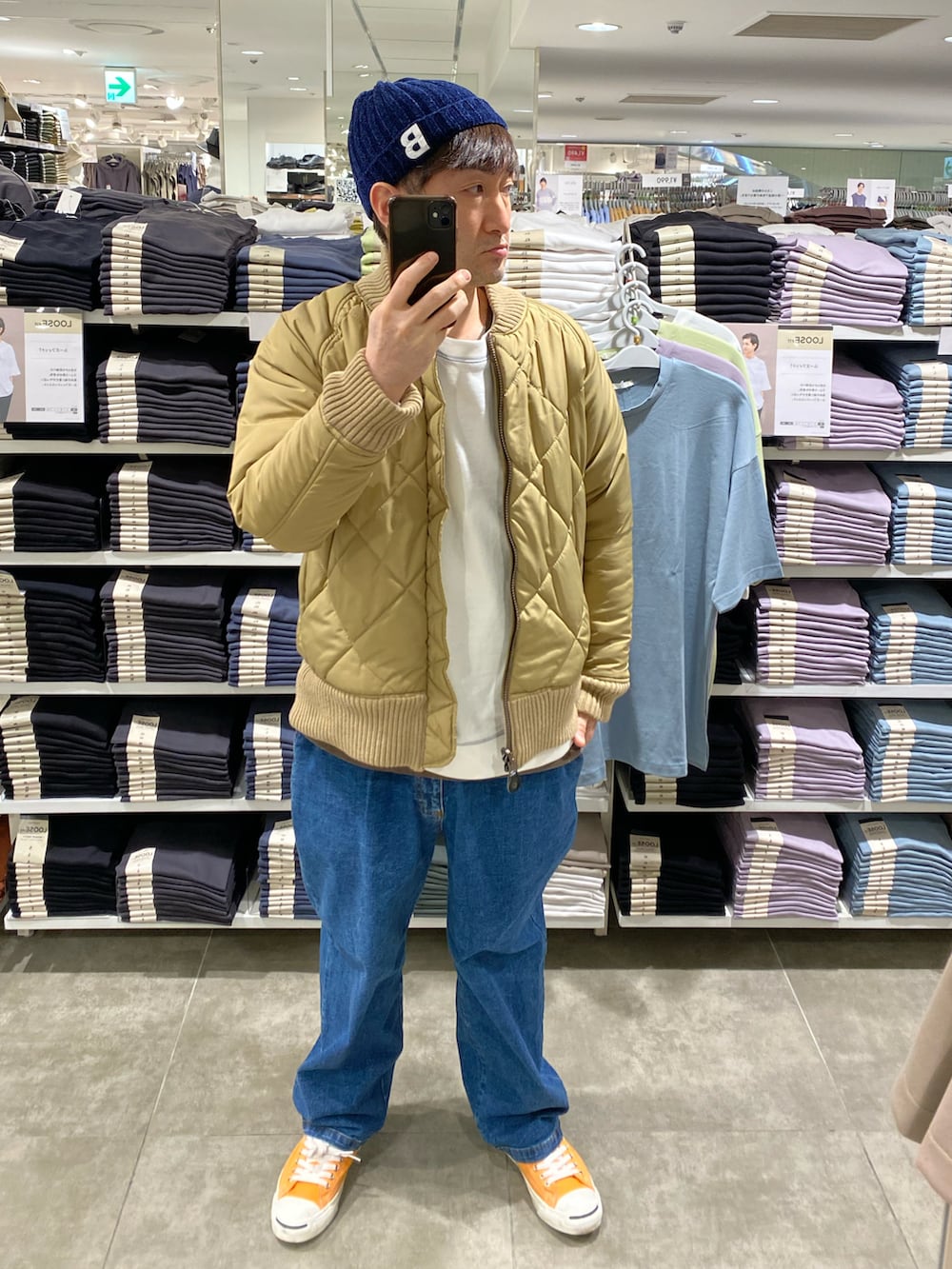 ホワイト系のスウェット、その他のMA-1、ブルー系のデニムパンツを着用したメンズの冬コーディネートの3枚目の写真