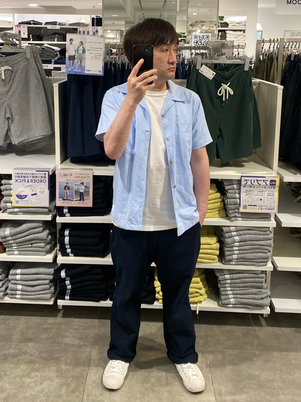 ブルー系のその他パンツ、ホワイト系のスニーカー、ホワイト系のハットを着用したメンズの夏コーディネートの3枚目の写真