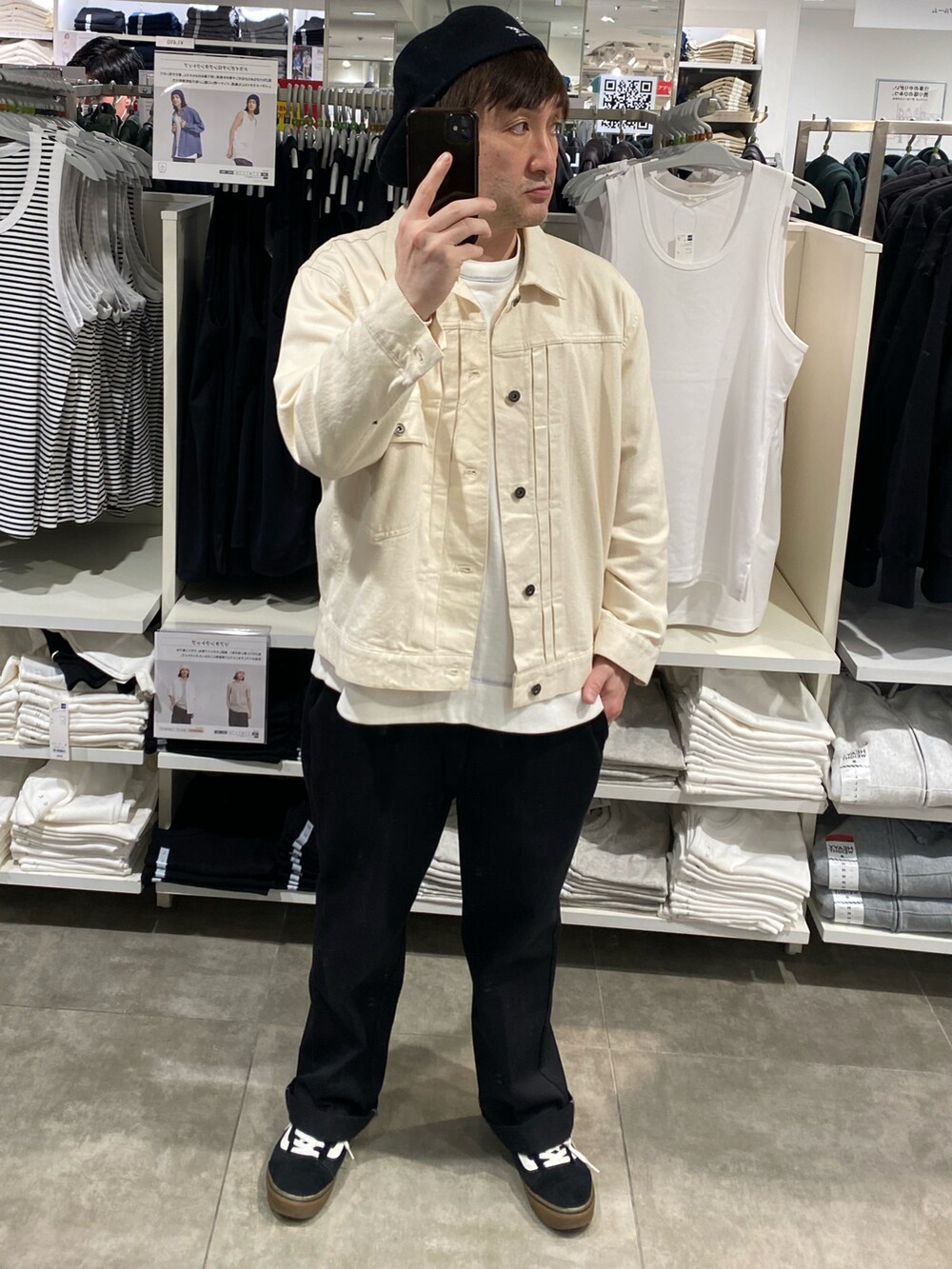 ホワイト系のデニムジャケット、ホワイト系のスウェット、ブラック系のチノパンツを着用したメンズの春コーディネートの2枚目の写真