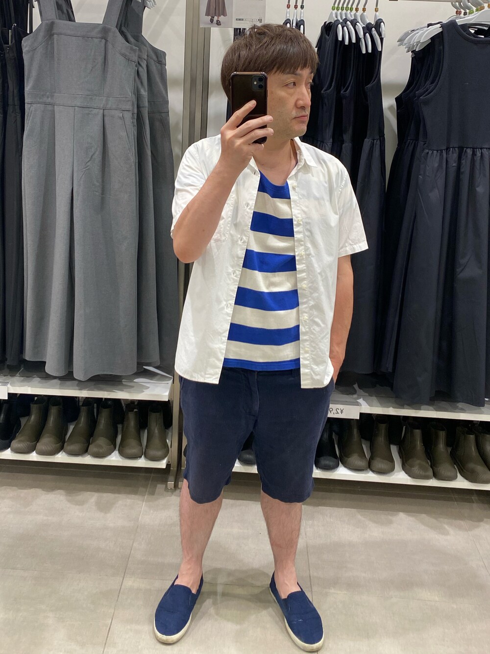 ブルー系のTシャツ/カットソー、ブルー系のその他パンツ、ブルー系のスリッポンを着用したメンズの夏コーディネートの3枚目の写真