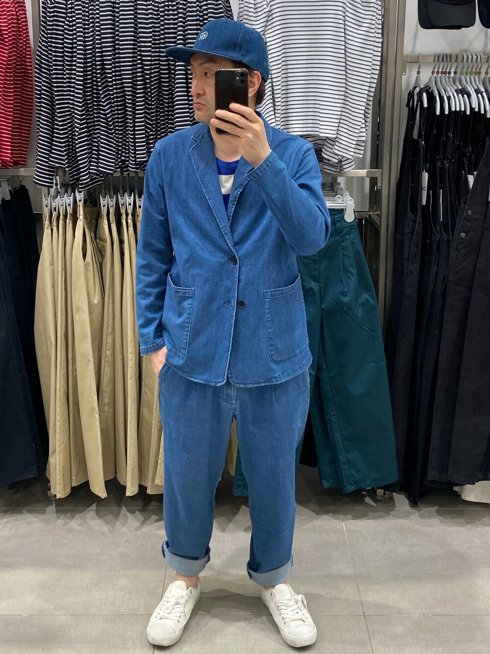 ブルー系のTシャツ/カットソー、ブルー系のセットアップ、ホワイト系のスニーカーを着用したメンズの春コーディネートの3枚目の写真