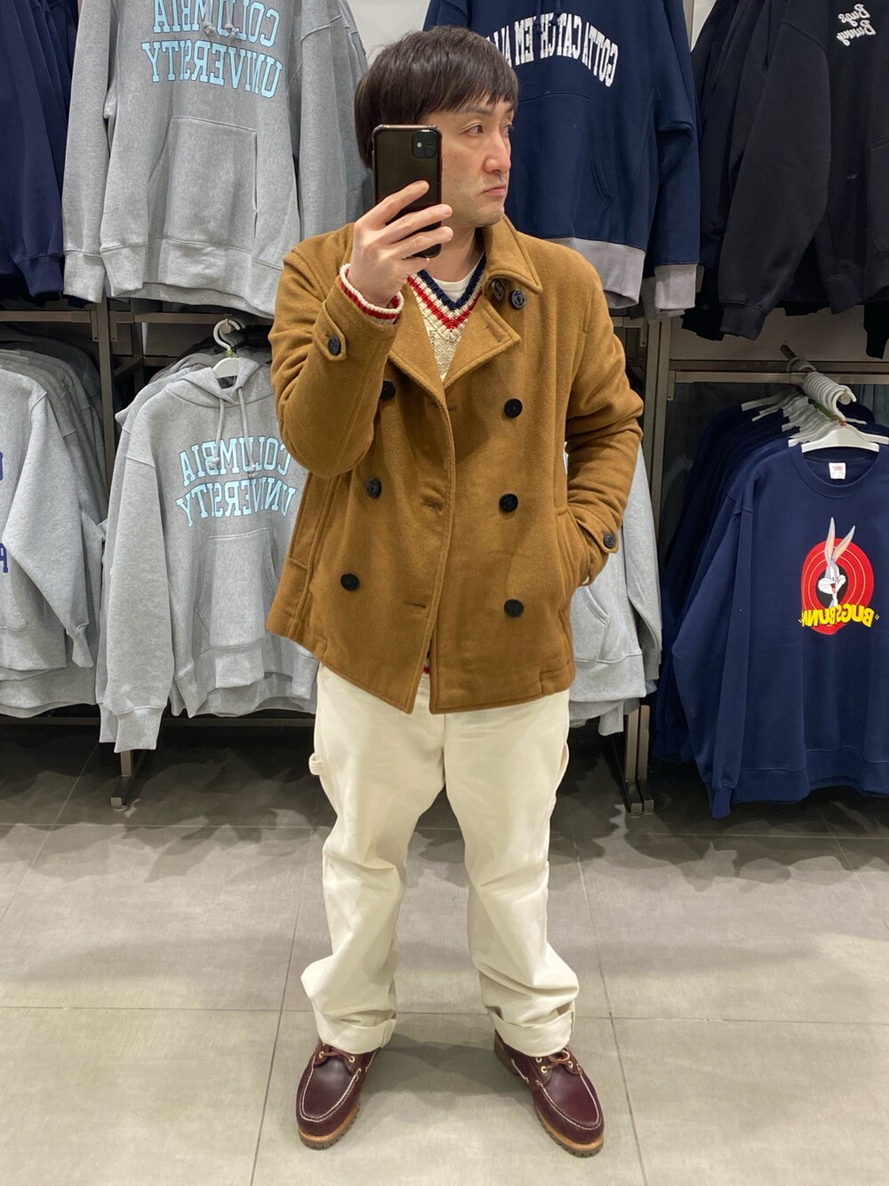 ブラウン系のピーコート、ホワイト系のニット/セーター、ホワイト系のその他パンツを着用したメンズの冬コーディネートの3枚目の写真