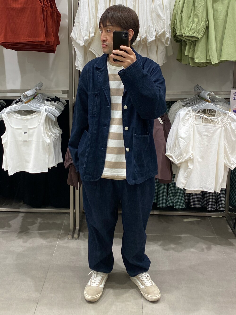 ブルー系のテーラードジャケット、ベージュ系のTシャツ/カットソー、ベージュ系のスニーカーを着用したメンズの春コーディネートの5枚目の写真
