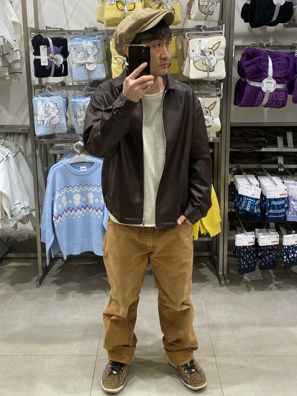 ホワイト系のスウェット、ブラウン系のジャケット/アウター、ブラウン系のその他パンツを着用したメンズの秋コーディネートの2枚目の写真