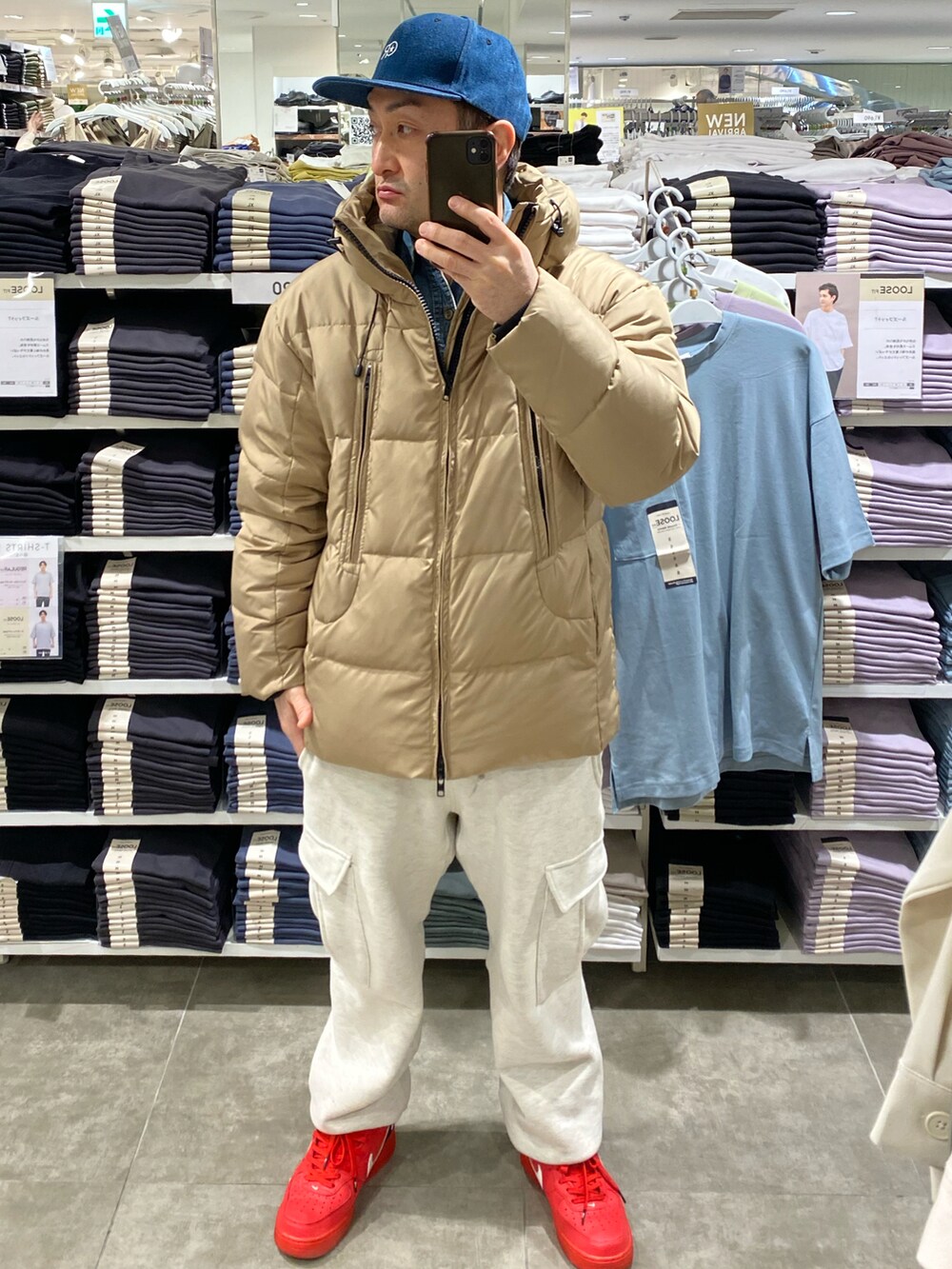 ベージュ系のダウンジャケット/コート、ブルー系のシャツ/ブラウス、グレー系のカーゴパンツを着用したメンズの冬コーディネートの3枚目の写真