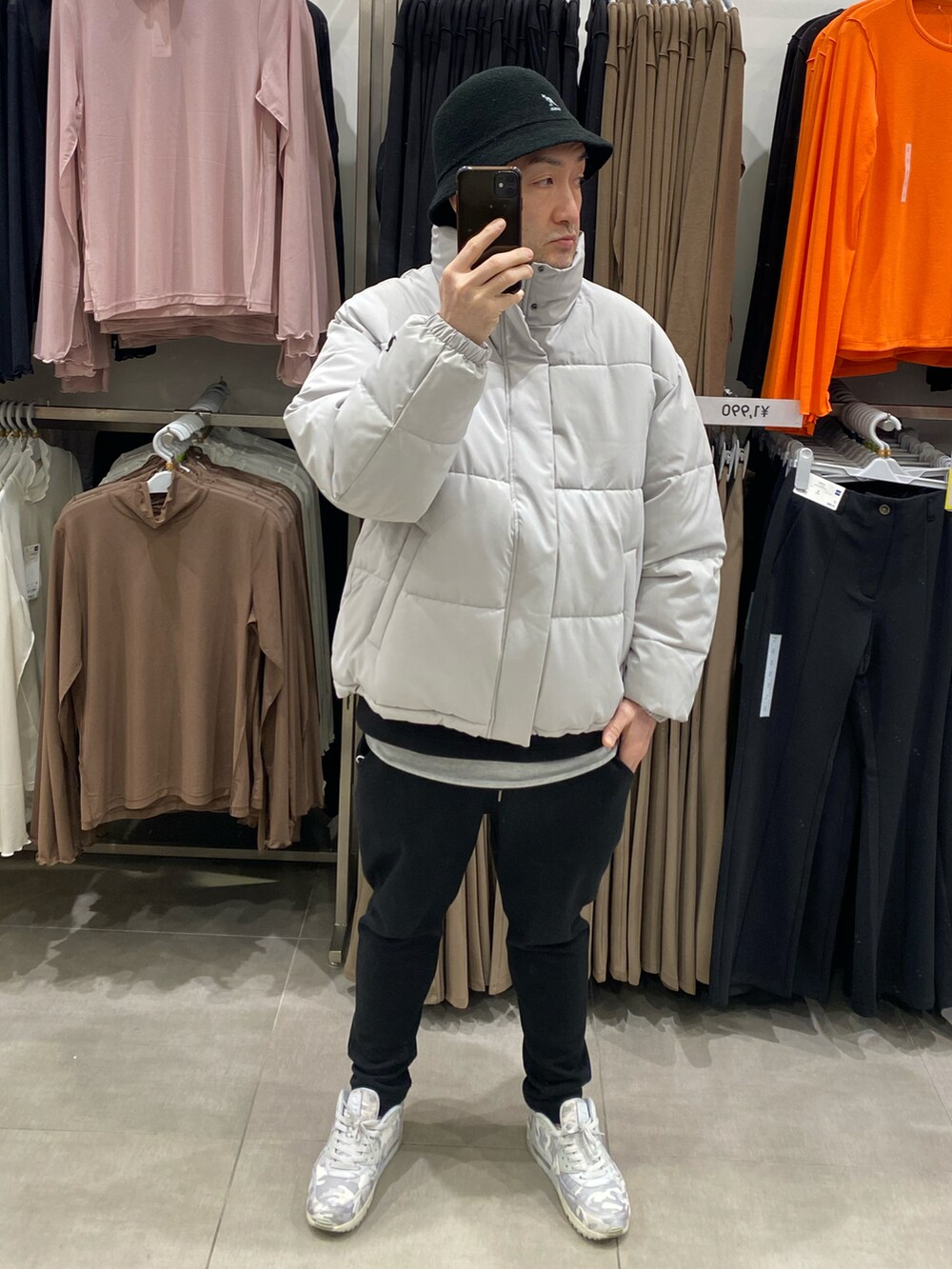 グレー系のダウンジャケット/コート、ブラック系のスウェット、ブラック系のスウェットパンツを着用したメンズの冬コーディネートの5枚目の写真