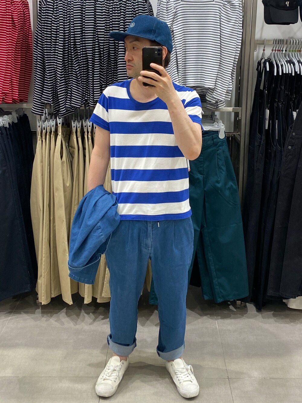 ブルー系のTシャツ/カットソー、ブルー系のセットアップ、ホワイト系のスニーカーを着用したメンズの春コーディネートの2枚目の写真