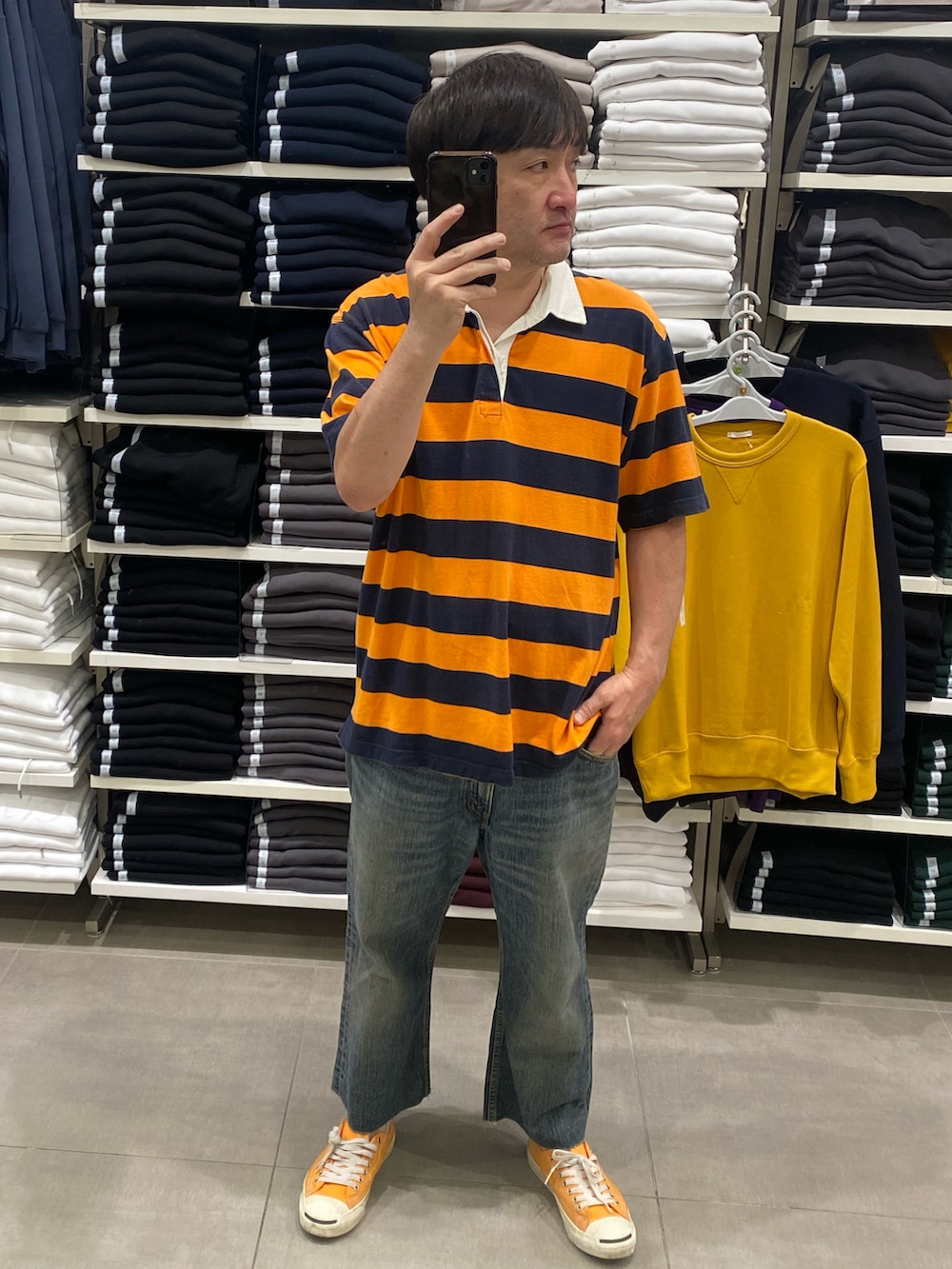 その他のその他トップス、ブルー系のデニムパンツ、オレンジ系のスニーカーを着用したメンズの秋コーディネートの3枚目の写真