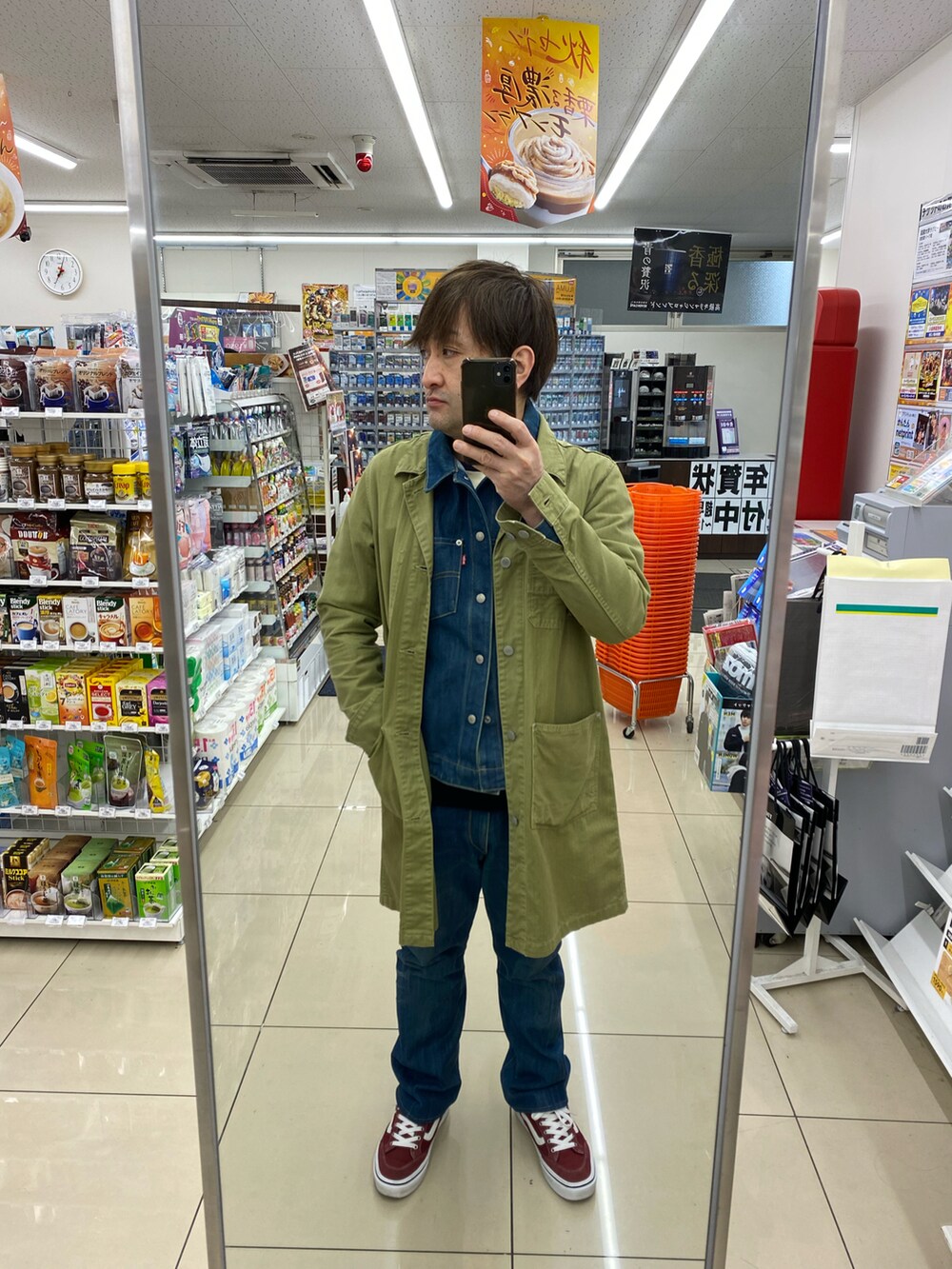 グリーン系のその他アウター、レッド系のスニーカー、ブルー系のデニムジャケットを着用したメンズの秋コーディネートの3枚目の写真