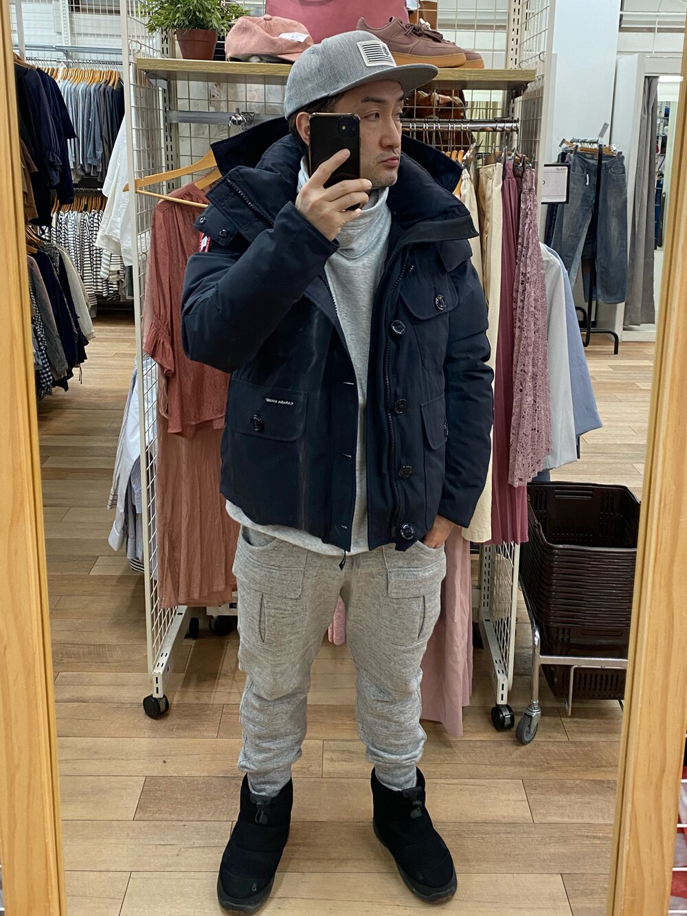 グレー系のスウェットパンツ、ブラック系のブーツ、グレー系のスウェットを着用したメンズの春コーディネートの3枚目の写真