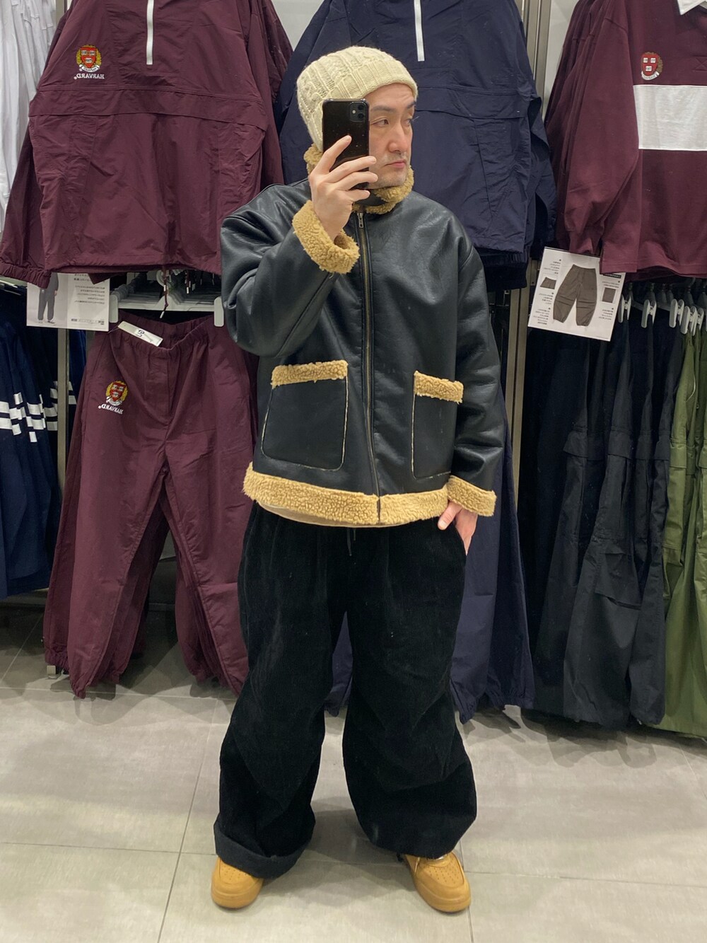 ブラック系のブルゾン、ブラック系のその他パンツ、ブラウン系のスニーカーを着用したメンズの冬コーディネートの5枚目の写真