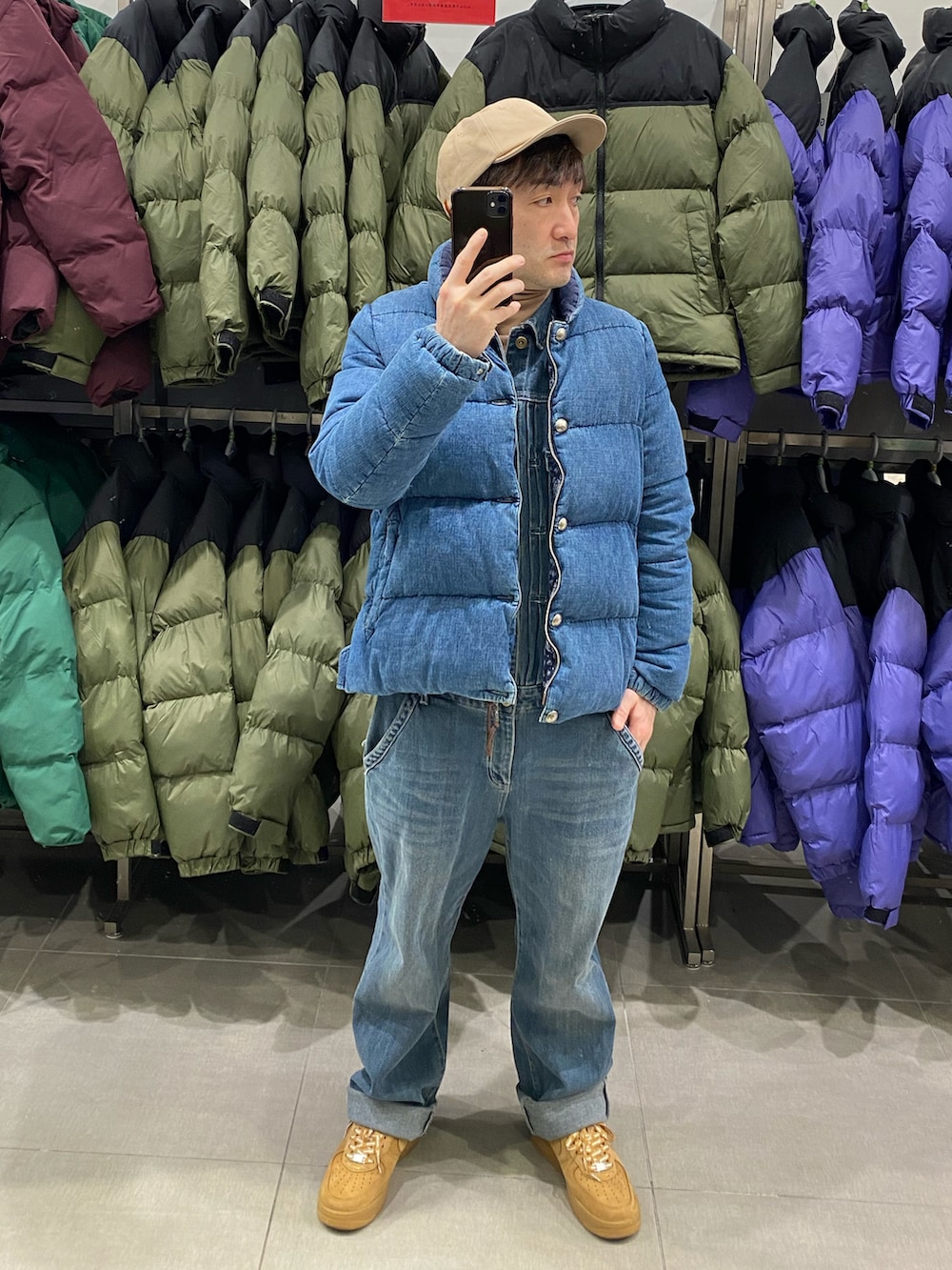 ブルー系のダウンジャケット/コート、ブルー系のつなぎ/オールインワン、ブラウン系のスニーカーを着用したメンズの冬コーディネートの2枚目の写真