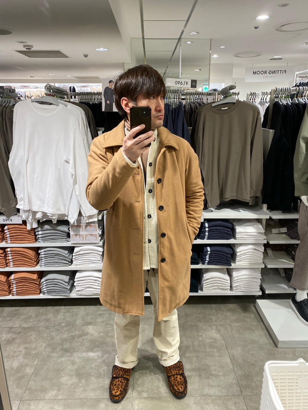 ホワイト系のブルゾン、ホワイト系のその他パンツ、ベージュ系のトップスを着用したメンズの冬コーディネートの3枚目の写真