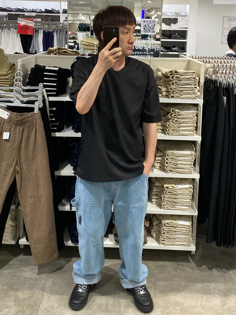 ブラック系のTシャツ/カットソー、ブルー系のその他パンツ、ブラック系のスニーカーを着用したメンズの夏コーディネートの3枚目の写真