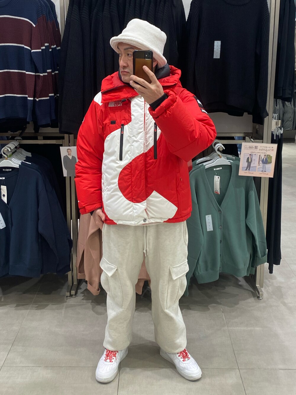 ホワイト系のスニーカー、グレー系のカーゴパンツ、レッド系のダウンジャケット/コートを着用したメンズの冬コーディネートの4枚目の写真