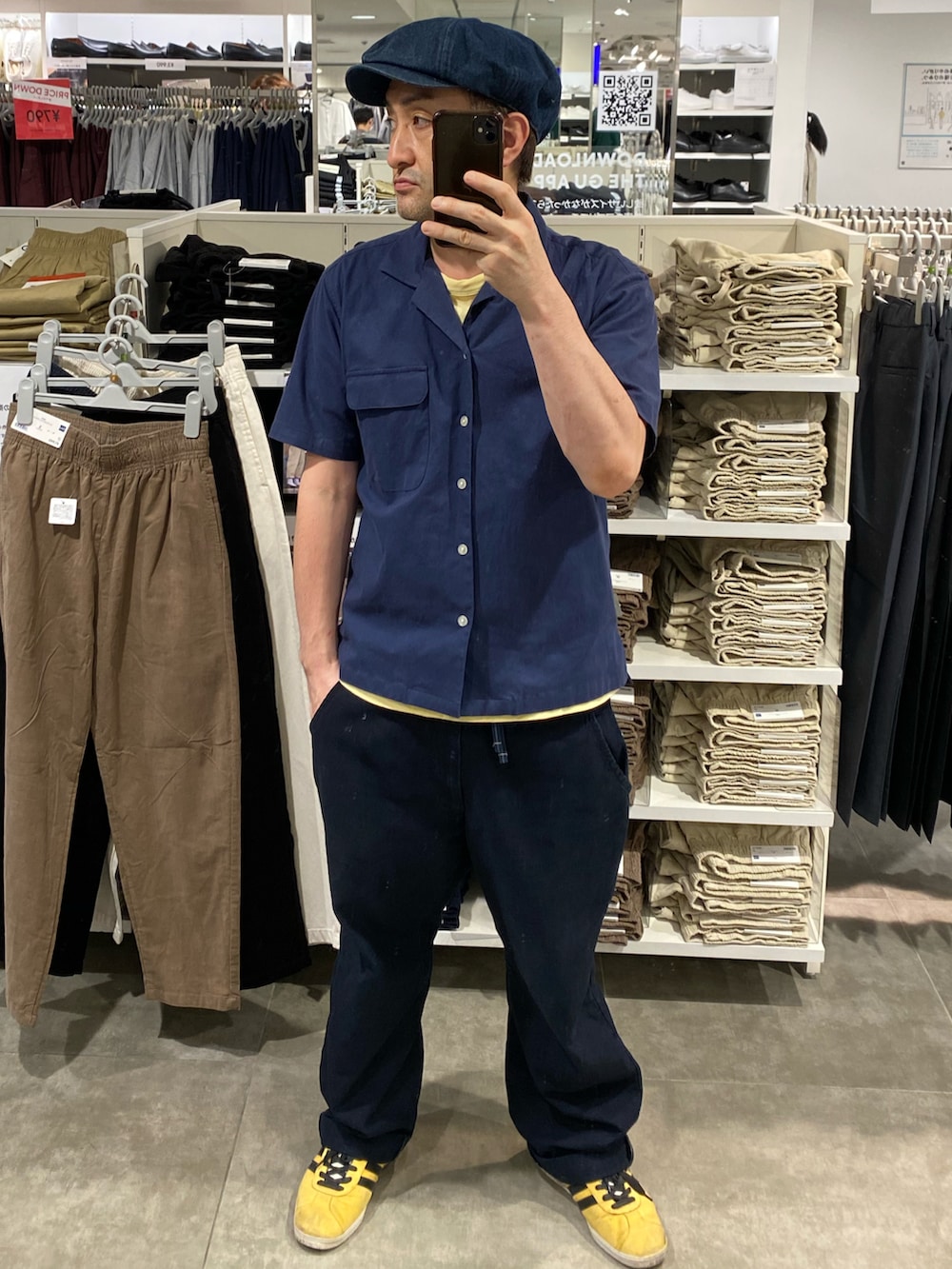 イエロー系のTシャツ/カットソー、ブルー系のシャツ/ブラウス、ブルー系のその他パンツを着用したメンズの秋コーディネートの2枚目の写真